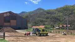 Momento de la evacuaci�n de la mujer accidentada en la zona leonesa de Picos