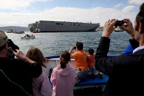 Los viajeros del �Teide-dos� inmortalizaron la botadura con numerosas fotos y v�deos.