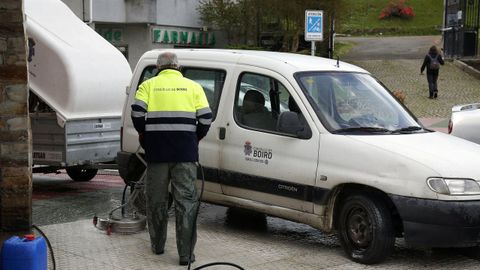 Los fondos estatales se destinan en parte a financiar gastos como los de personal. En la imagen de archivo, trabajadores de la brigada de obras de Boiro.