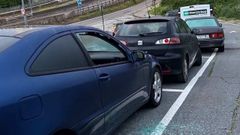 Uno de los veh�culos que amaneci� con las ventanillas rotas en la zona de O Castrill�n