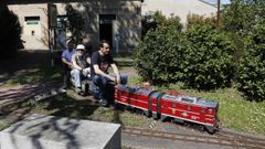 Los miembros de Carrileiros con la locomotora que crearon hce 18 a�os