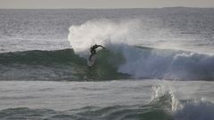 Un surfista, en un arenal de la comarca 