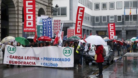 Cientos de profesores han protagonizado una nueva protesta en la Plaza de Espaa de Oviedo, junto a la sede de la Consejera de Educacin,