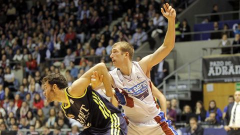 Rudy Fern&aacute;ndez y Robbie Hummel en una de las visitas del Real Madrid a Sar