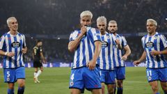 Pablo Martnez celebra su gol frente al Castelln delante de la aficin