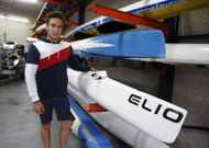 <span lang= gl >Rub�n Fern�ndez, en el interior del galp�n de pirag�ismo del centro deportivo pontevedr�s. </span>