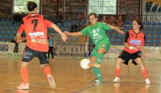 Peque (de espaldas) y Claudia vigilan a una jugadora del Orvina. 