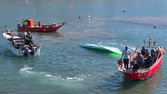 Rescate de dos marineros, los hermanos Adrover, tras volcar su embarcaci�n, la planeadora Calano, frente a la costa de A Guarda