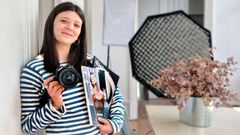 La viguesa Sof�a Solveira, fot�grafa, directora creativa, cofundadora y directora de la revista de artesan�a Dostres, en su estudio con los dos primeros n�meros de la publicaci�n.