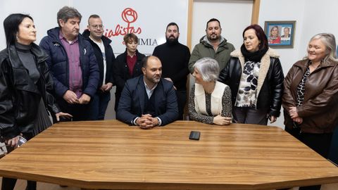 Bernardo Fern�ndez y Patricia Iglesia, acompa�ados por representantes socialistas de la Costa da Morte