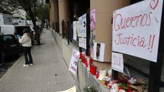 La calle Sinf�nica de Galicia en la esquina con Juan Florez, altar por Yoel, el joven peruado apu�alado este domingo
