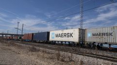 El tren refrigerado de Algeciras a Mar�n, a su paso por Vic�lvaro, en Madrid, ayer al mediod�a