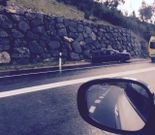 El coche golpe� contra el talud. 
