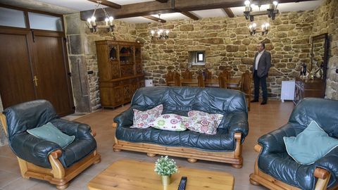 Casa de Horta, una de las viviendas más exclusivas de la comarca, nos abre sus puertas.El enorme salón tiene acceso directo al jardín