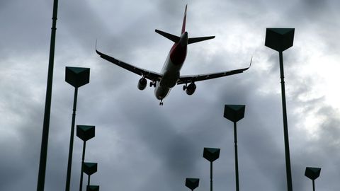 Un avi�n despegando del aeropuerto, en una imagen de archivo.