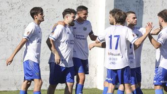 Los jugadores del Calo celebran el gol de Mella