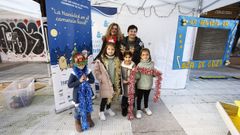 Los comerciantes de Distrito Oza organizaron una fiesta en A Gaiteira y entregaron los premios de su concurso de dibujo de Navidad.