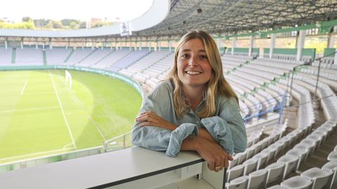 Blanca García posando esta semana en el estadio ferrolano, la primera de sus preocupaciones al llegar al cargo: «Nadie pensaba que se iba a poder jugar esa tercera jornada en casa. En tiempo récord hemos conseguido que esto funcione».