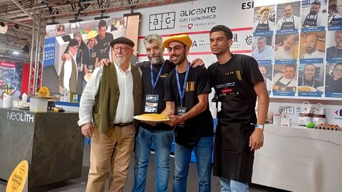 El vilalbs Monasterio, primero por la izquierda, con el cocinero que elabor la tortilla ganadora en el concurso, celebrado en das pasados en Alicante y dividido en dos categoras
