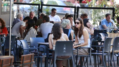 Varias mesas ocupadas en la zona de la plaza de Vigo, el pasado viernes por la tarde