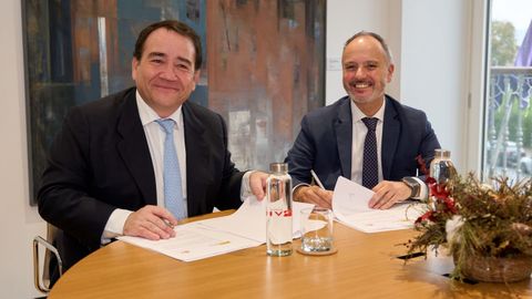 El presidente del Instituto de Crédito Oficial, Manuel Illueca, y el delegado del Estado en la Zona Franca, suscribiendo el convenio para una oficina permanente del ICO en Galicia en Vigo.