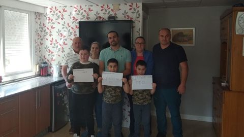 Alejandro Abucide, rodeado de sus padres, uno de sus hermanos y su cu�ada, y tres de sus sobrinos