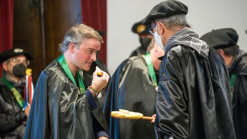 Iv�n Redondo, en un acto p�blico como caballero de la Orden del Queso Idi�zabal