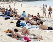 El buen tiempo ayuda a atraer más turismo a las playas. 
