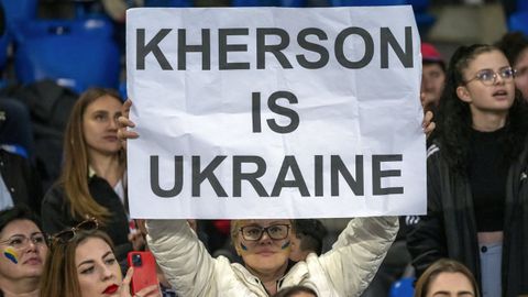 Una mujer muestra un cartel en el que puede leerse �Jers�n es Ucrania� durante un partido de f�tbol entre el Basilea y el D�namo de Kiev disputado en la ciudad suiza el pasado mes de mayo