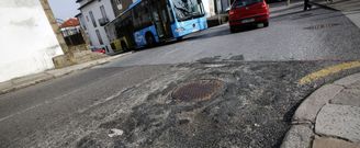 R�as agujereadas. San Roque soporta varios baches o depresiones de la calzada que la convierten en una zona de riegos para veh�culos y peatones, pero lo cierto es que numerosas calles de la ciudad est�n pobladas de agujeros. Esta ma�ana comenzar� una nueva campa�a de rebacheo. 