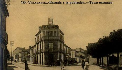 <span lang= es-es >Viejos s�mbolos</span>. El edificio de la central telef�nica simboliza desde hace m�s de cien a�os la plaza de la Constituci�n, donde hace tambi�n m�s de medio siglo permanece Muebles Cancelo.