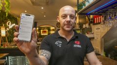 Diego del Río, del restaurante La Parra, lee a diario las reseñas que dejan los clientes