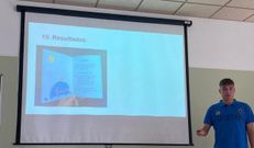 Diego Gallego na presentaci�n do seu TFG �A Praza. Visi�n de nenas e nenos que habitan nela�