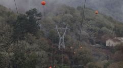 Una de las l�neas de alta tensi�n que salen de la central hidroel�ctrica de Belesar, en Chantada 