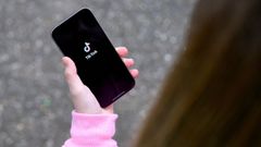 Una adolescente utilizando la aplicaci�n de TikTok