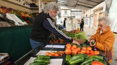 Puesto de fruta y de productos de huerta en el mercado semanal de Viveiro