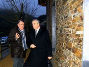 Garc�a visitando el albergue con Pachi V�zquez en 2009.