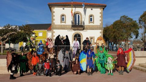 Comparsas en la plaza del Concello de Sober