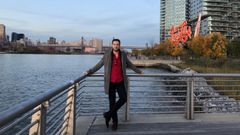 Javier P�rez-Santalla a las orillas del r�o Hudson