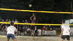 Imagen de archivo de un torneo nocturno de vóley playa.