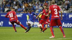 Yeboah Real Oviedo Numancia Horizontal.Yeboah disputa un bal�n en el Oviedo - Numancia