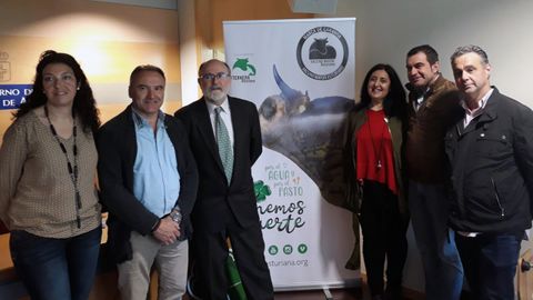 Elena Cebada, gerente de Ternera Asturiana; Francisco V�zquez, jefe del departamento de carnicer�a de Masymas; Jes�s Casas, director general de Desarrollo Rural; Bego�a Santos, jefa de compras de carnicer�a de Alimerka; Rub�n Fern�ndez, presidente de Ternera Asturiana y Jos� L�pez, ganadero