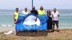 Una de las banderas azules izadas en arenales de Carballo