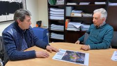 Juan Gonz�lez Leir�s, a la derecha en la imagen, se hab�a reunido en enero con el vicepresidente de la Asociaci�n Cultural e de Ocio San Antonio de Anceis, Javier Mejuto, para hablar del pabell�n