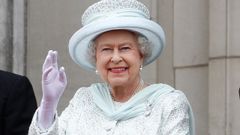 Isabel II de Inglaterra saluda desde el balcn del palacio de Buckingham, en una fotografa de archivo del ao 2012.