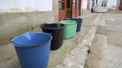 Cubos para recoger el agua de las goteras en el Torrente Ballester
