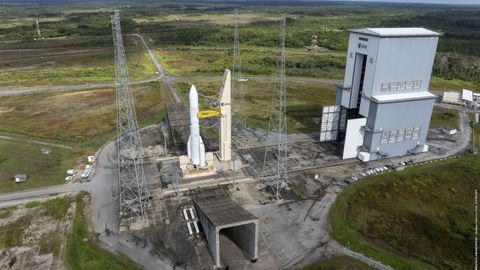 El Ariane 6 listo en la plataforma de despegue para su vuelo inaugural en el puerto espacial de Kurú.