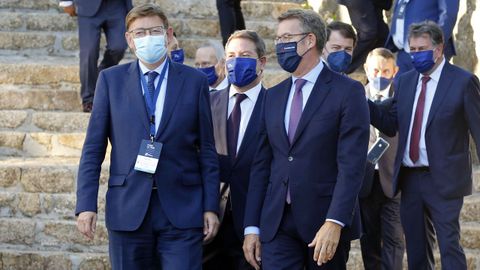 Ximo Puig, Emiliano Garc�a Page y Alberto N��ez Feijoo, antes de iniciar su mesa redonda, con Fern�ndez Ma�ueco detr�s