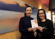 Chus Rivas ao car�n da s�a irm� Mar, que levan as rendas do Palacio de Cristal. 