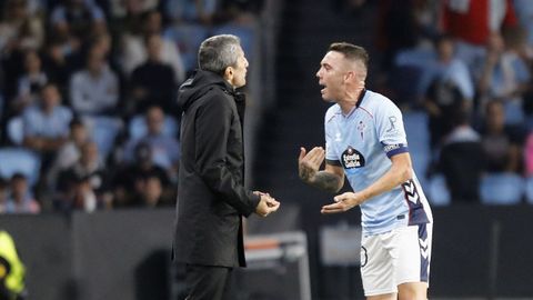 El entrenador del PAOK, el rumano Razvan Lucescu, con Iago Aspas, en el partido de ida contra el Celta en Bala�dos.